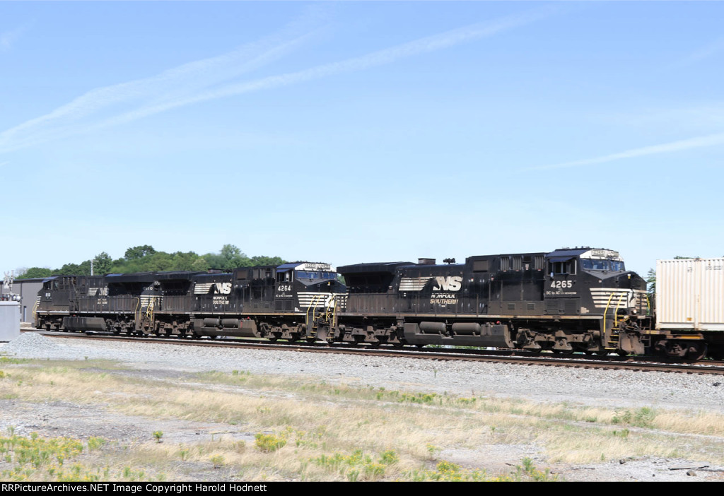 NS 4264 & 4265 head north on train 212